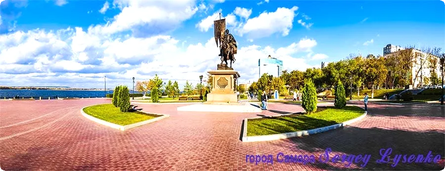 Панорамный вид на памятник основателю города Самары князю Григорию Засекину на набережной реки Волга
